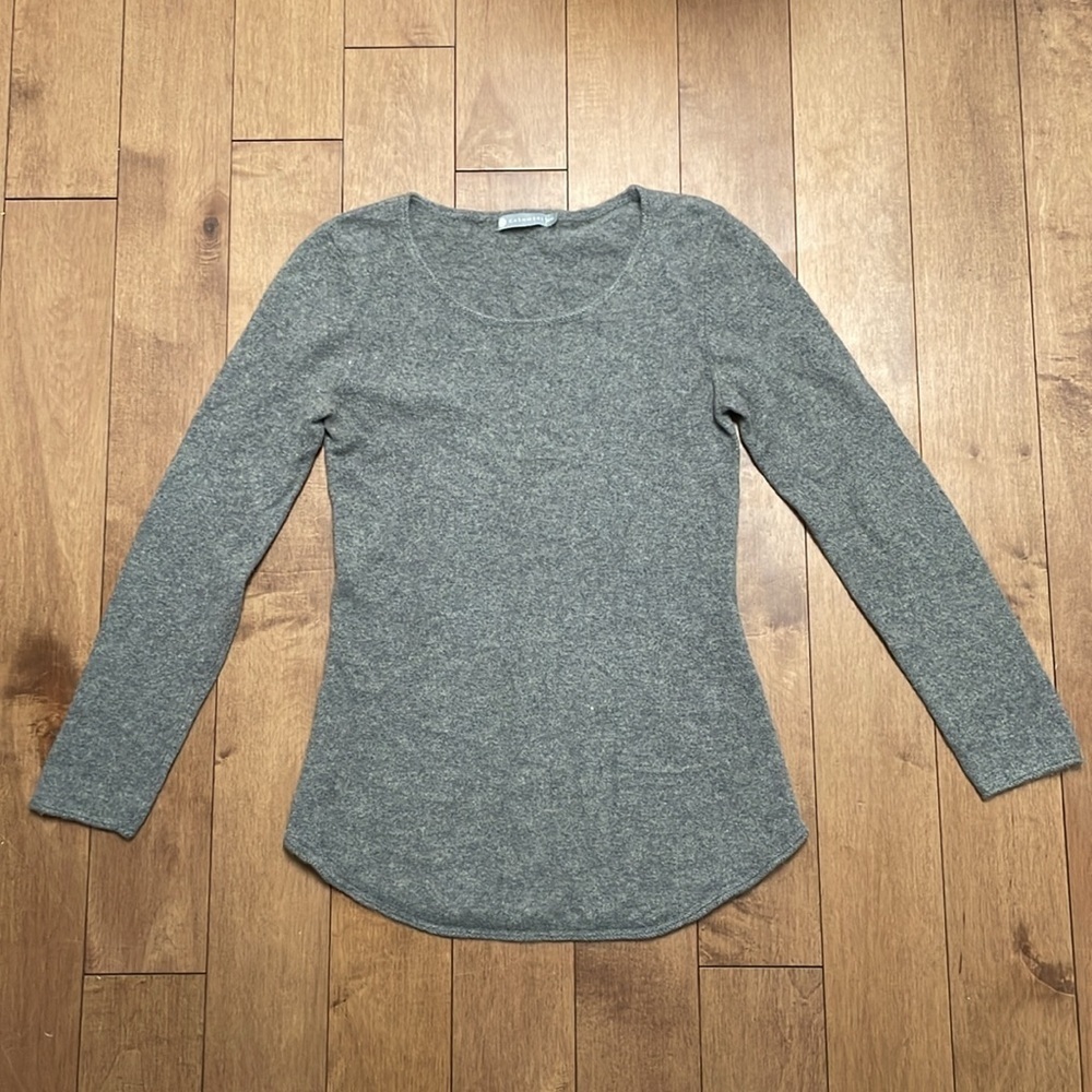 InCashmere women’s sweater M longsleeve round neck gray cashmere top pullover
